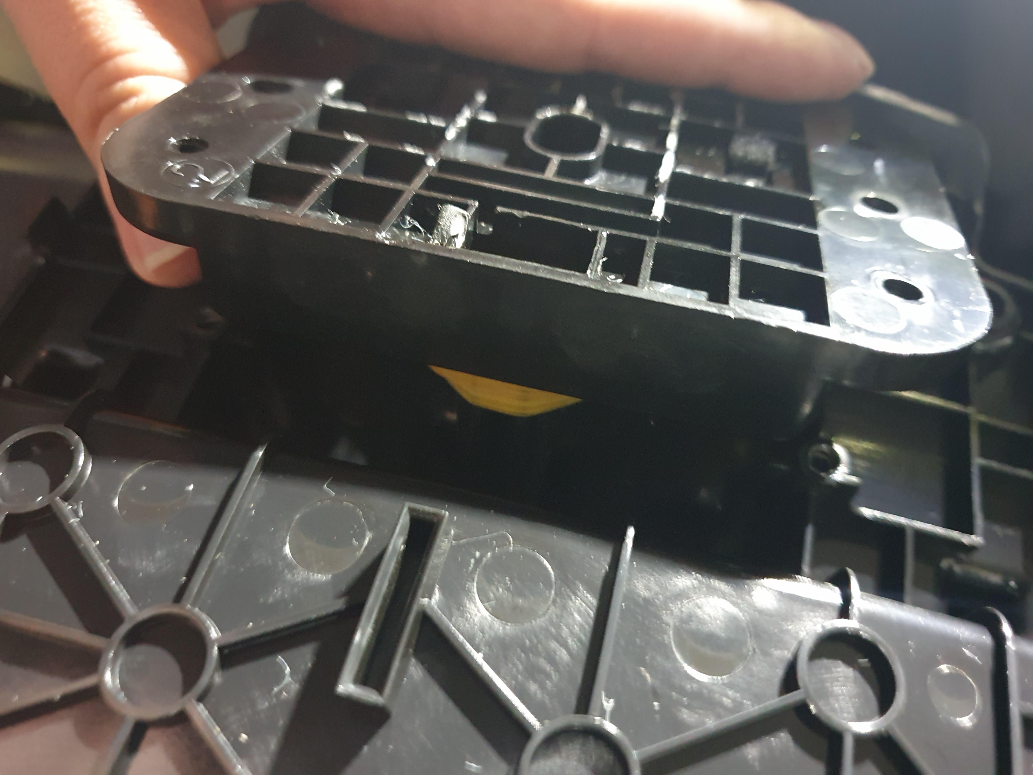 SM6 센터 콘솔 버튼 걸쇠를 끼울때, 고무줄에 이렇게 끼우면서 조립을 해야합니다.