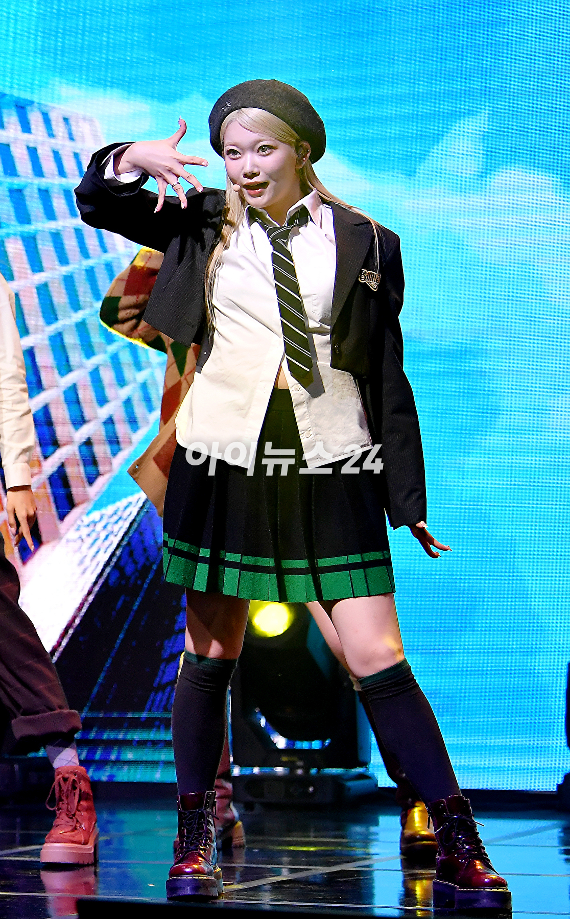 걸그룹 빌리(Billlie) 츠키가 23일 오후 서울 서교동 신한카드pLay스퀘어 라이브홀에서 '사이드-비:메모얼스 오브 에코 언씬(side-B : memoirs of echo unseen)' 발매 기념 쇼케이스에서 무대를 선보이고 있다. [사진=곽영래 기자]