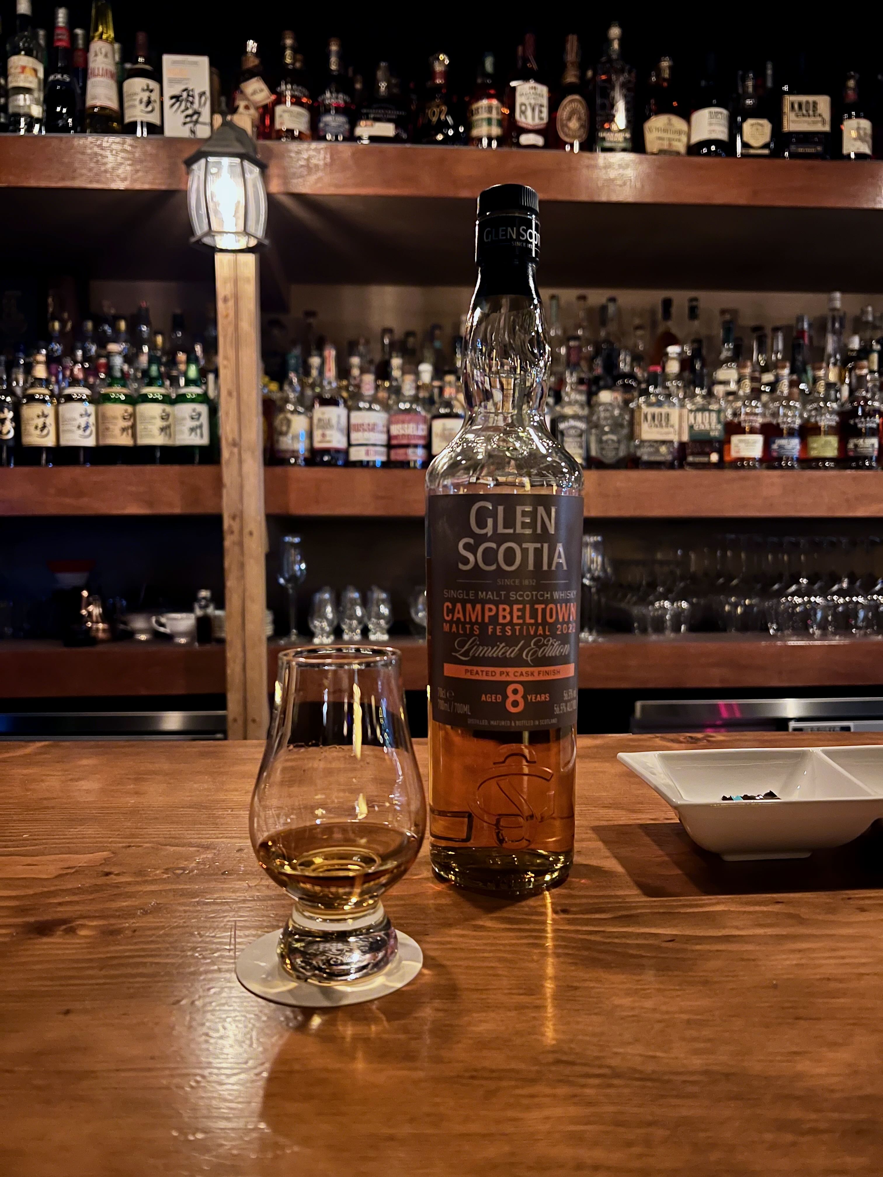 고풍스러운 바에 글랜캐런잔과 글랜스코샤 위스키 병