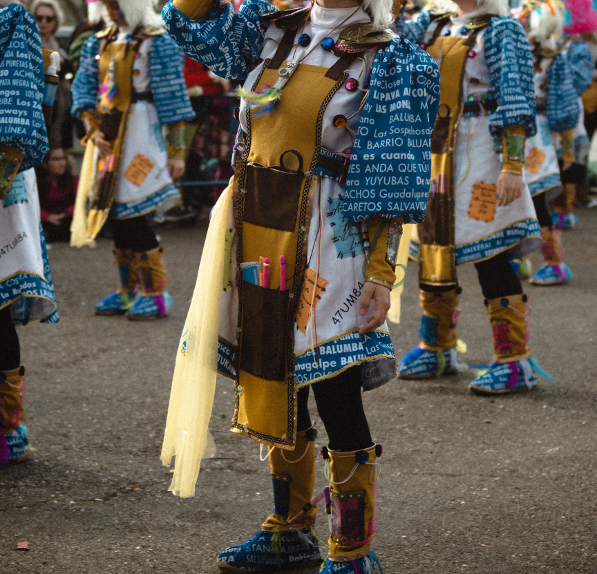 스페인 전통의상을 입은 사람들
