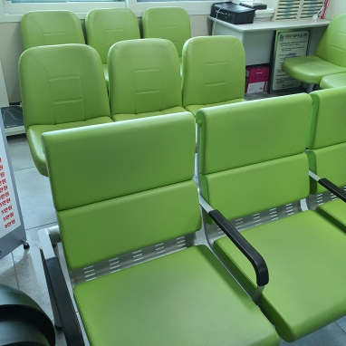 비어있는 병원 의자