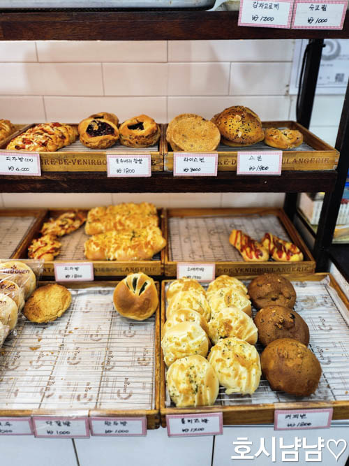 하남 인디오븐 매장 빵 진열 &ndash; 소보루빵&amp;#44; 단팥빵&amp;#44; 피자빵&amp;#44; 도넛류가 가득한 빵집 내부