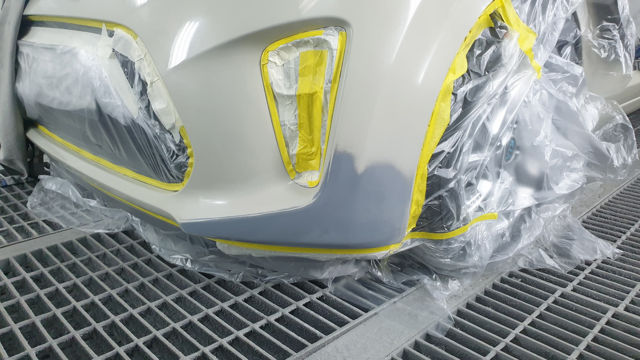 모닝 앞 범퍼 부분도색 작업 중 범퍼 부분도색