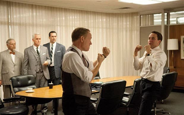 회의실에서 대결을 하려는 이미지