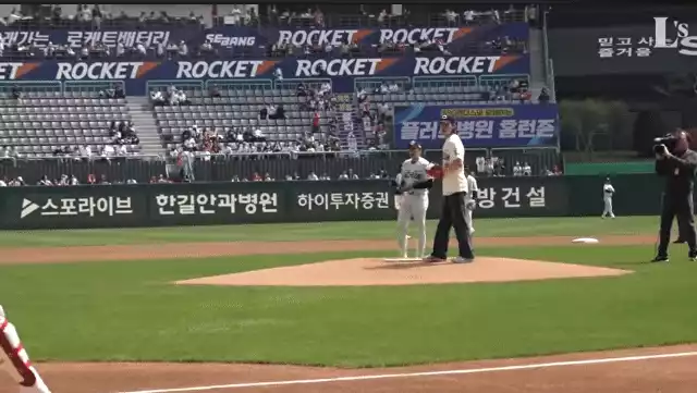 배우 김건우가 시구하는 모습