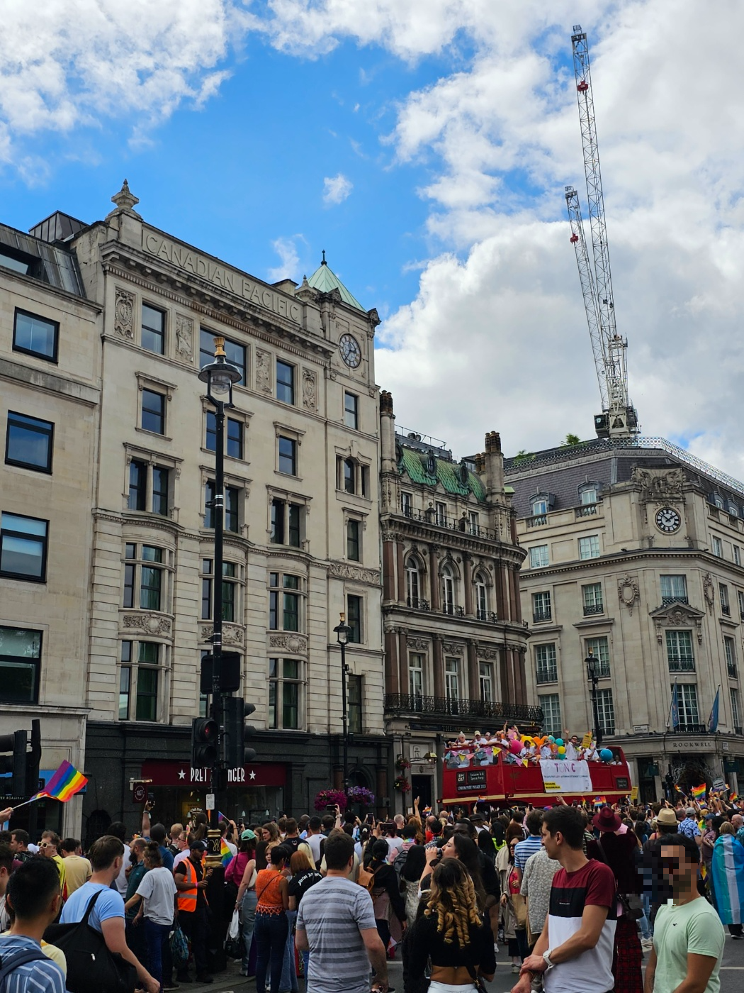 푸른 하늘 아래&amp;#44; 퀴퍼 참여 단체의 트럭이 지나간다. 많은 관중이 맞아주고 있다.