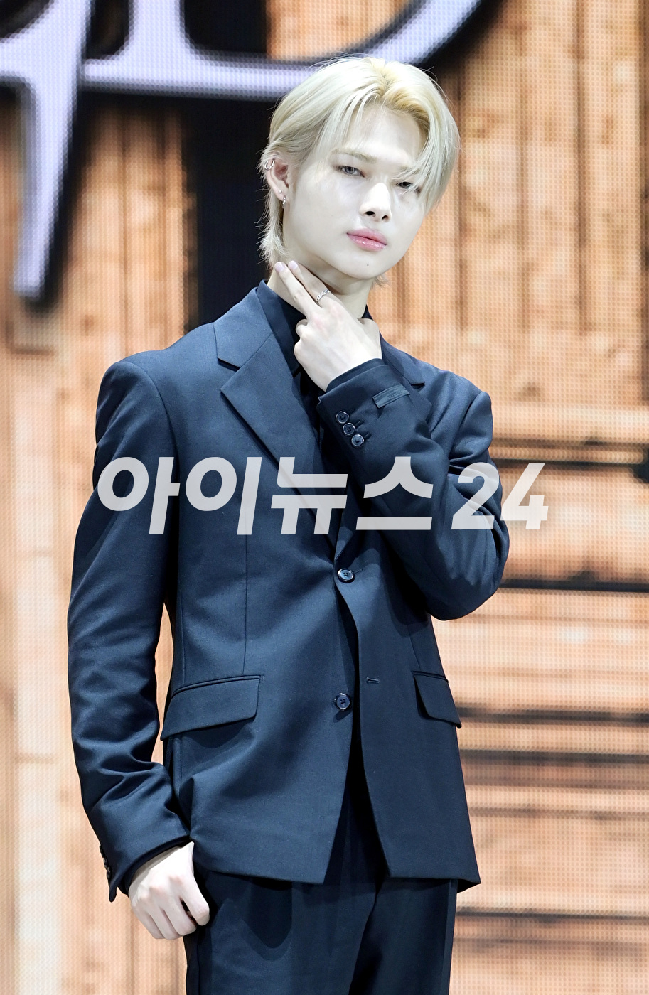 그룹 엔하이픈 니키가 22일 오후 서울 성북구 안암동 고려대학교 화정체육관에서 열린 엔하이픈(ENHYPEN) 미니 4집 '다크 블러드(DARK BLOOD)' 발매 기념 미디어 쇼케이스에서 타이틀곡 '바이트 미' 무대를 선보이고 있다. [사진=정소희 기자]