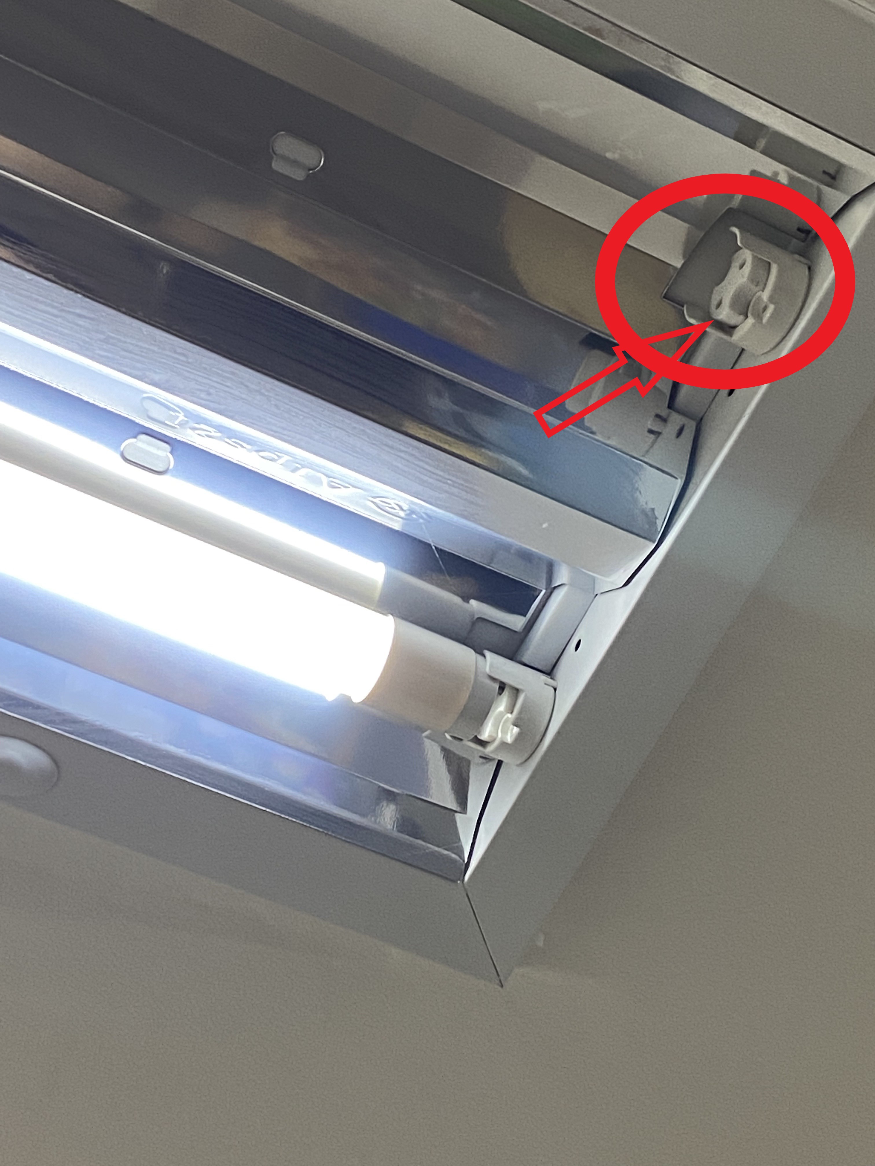 형광등 소켓 부분을 표시한 형광등 사진