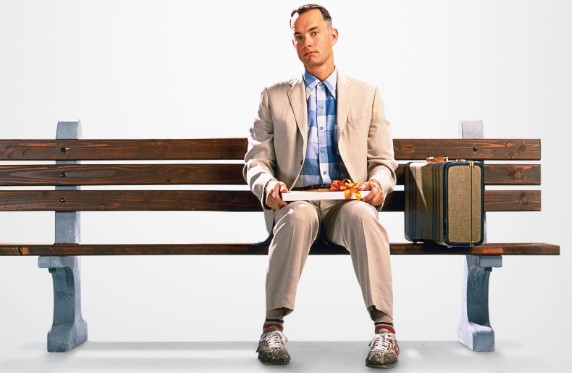 포레스트 검프가 벤치에 앉아있다.