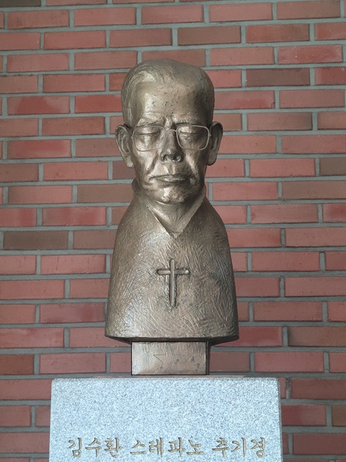 김수환 스테파노 추기경 흉상 (서울 명동성당)
