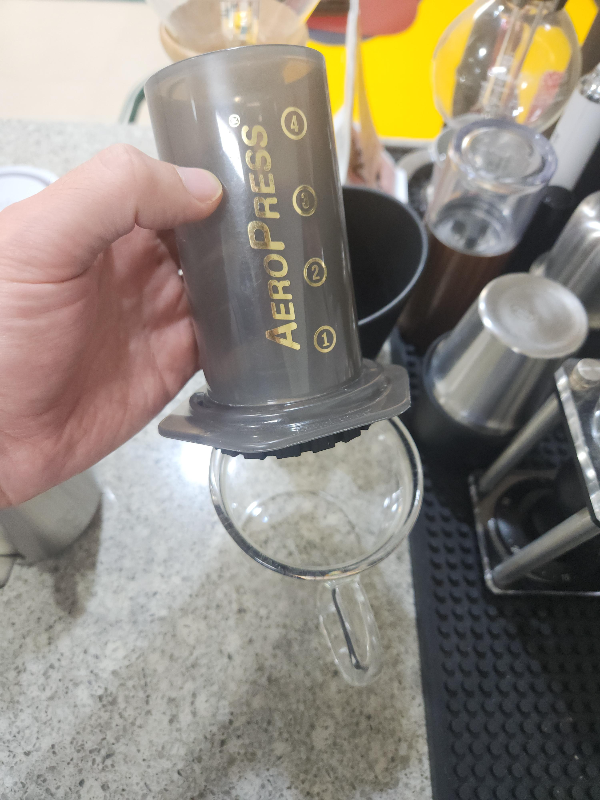 아래에 캡을 결합한 상태로 숫자 1이 아래에 있다. - 순방향-