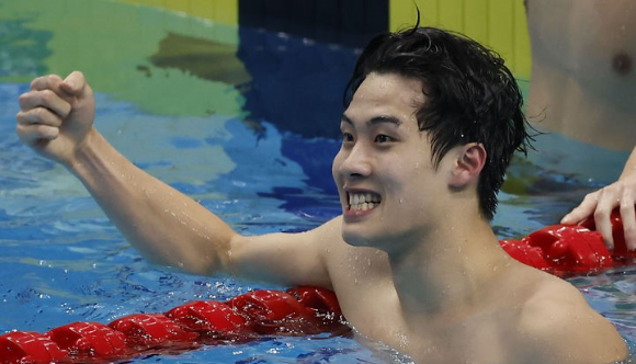 과속 운전을 하다가 무단횡단하던 보행자를 치어 다치게 한 혐의를 받는 국가대표 수영 선수 황선우(20&middot;강원도청) 씨가 벌금형을 선고받았다. 사진은 황선우가 지난해 9월 27일 중국 항저우 올림픽 스포츠센터 수영장에서 열린 항저우 아시안게임 남자 자유형 200m 결승에서 금메달을 확정한 뒤 기뻐하고 있는 모습. [사진=뉴시스]