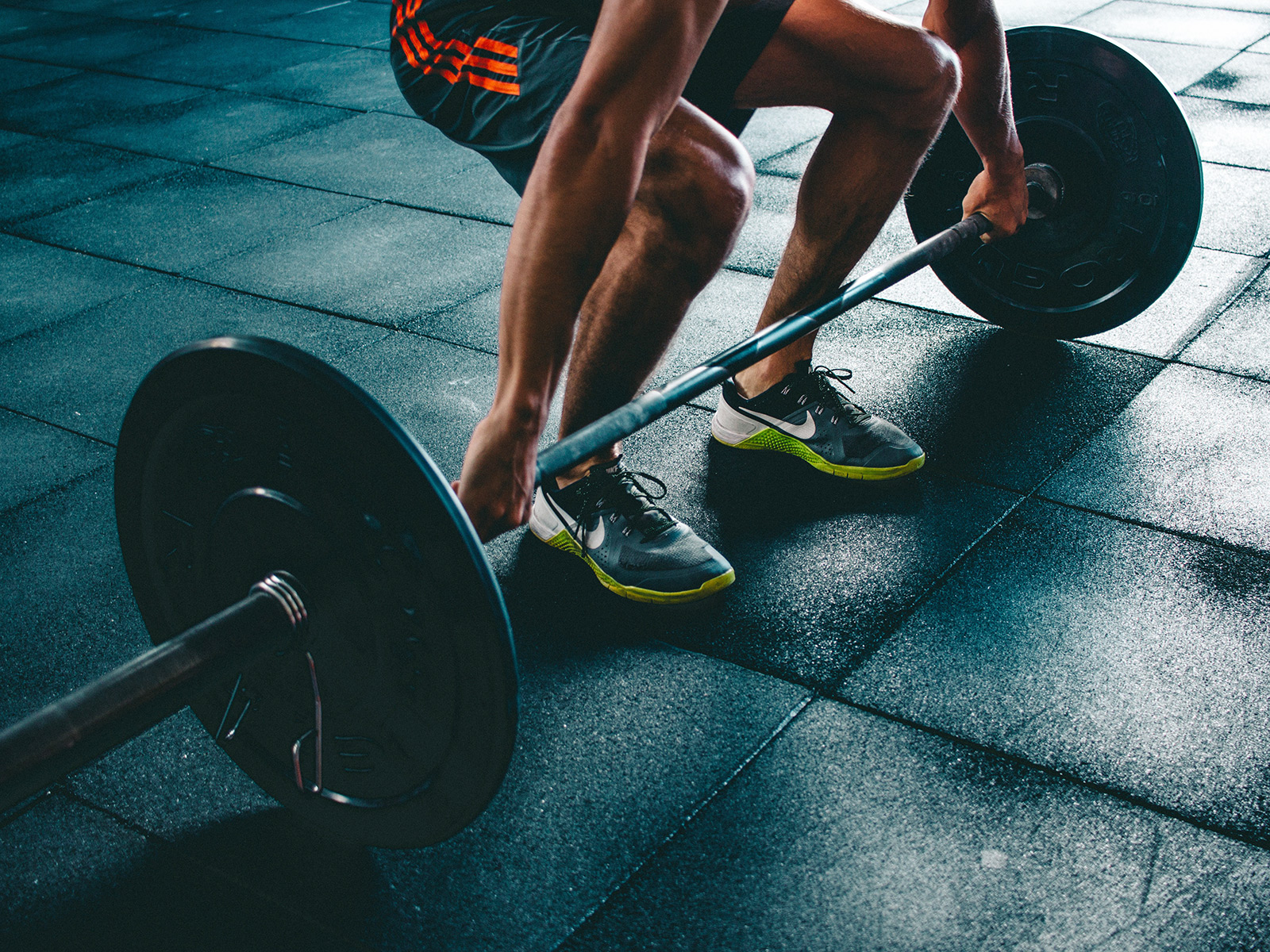 역기로 근육운동중인 남자