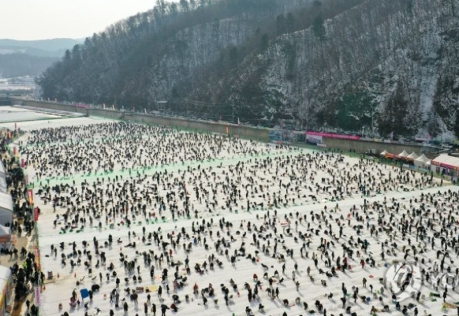 얼음낚시하는 사람들