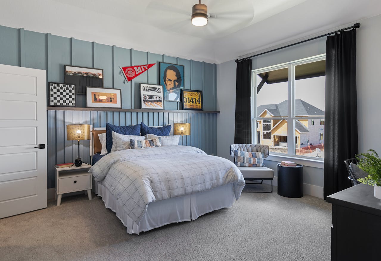 선풍기와 환기로 실내 공기를 흐르게 하는 모습