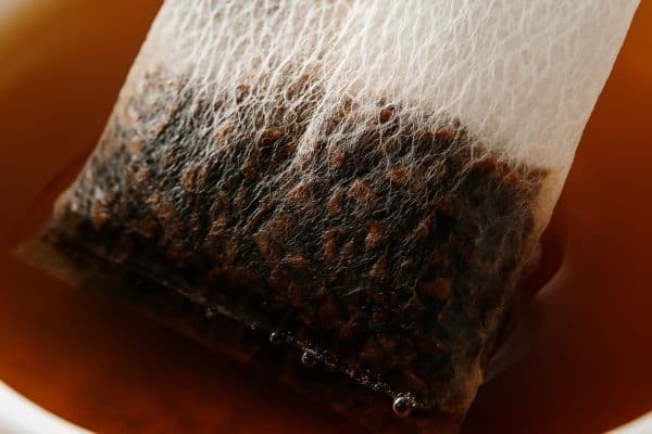 차를 우리는 과정 중 뜨거운 물에 담긴 티백의 섬유 구조와 내부의 찻잎