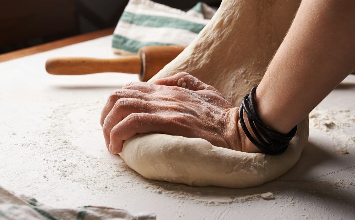 서툰식탁에서 스트레스를 해소하며 정성껏 밀가루 반죽을 치대는 모습