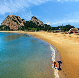 alt=&amp;quot;전북 군산 선유도의 해안과 갯벌&amp;#44; 섬과 다리가 어우러진 풍경&amp;quot;