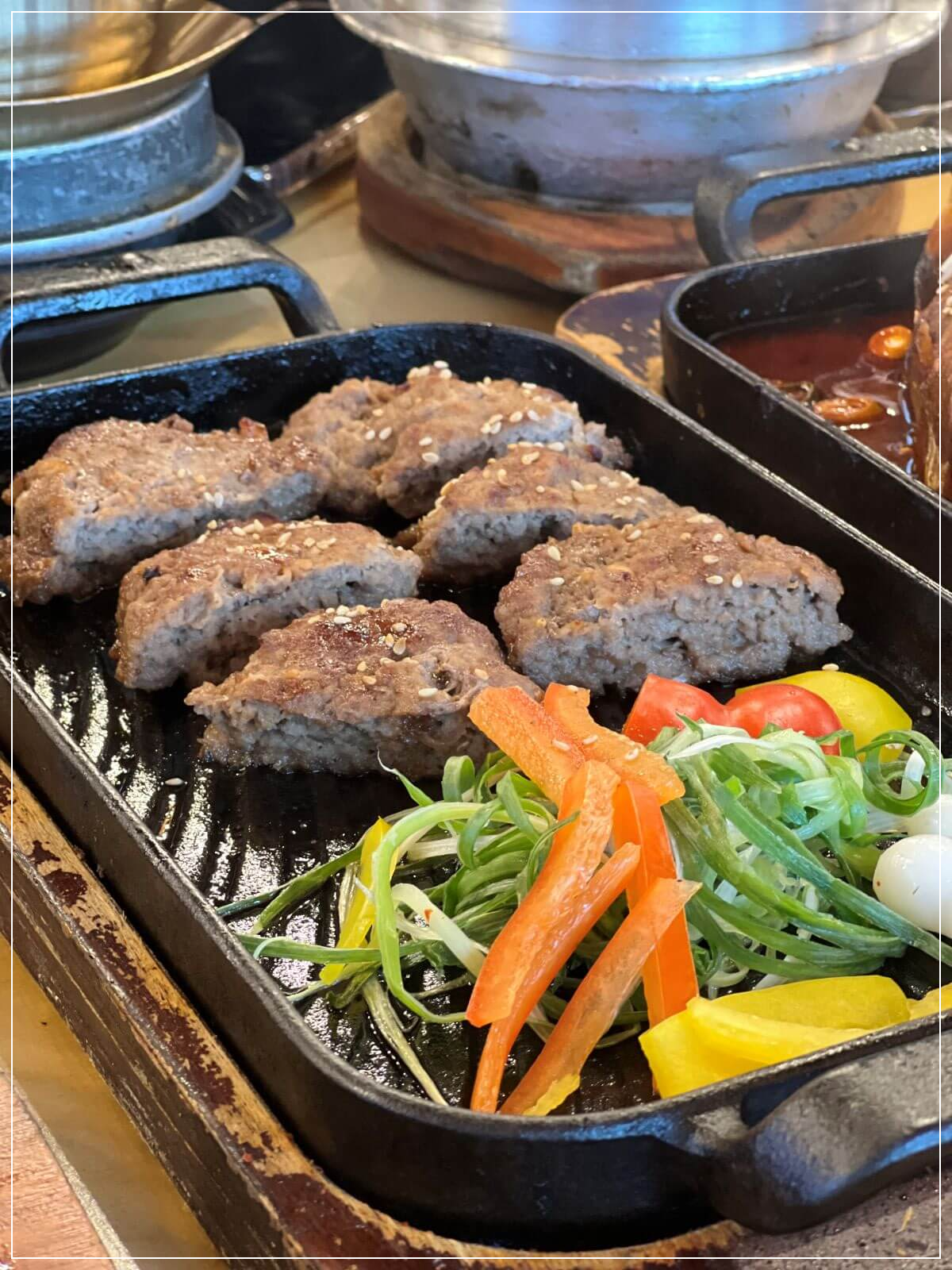 한국식-전통-불고기-떡갈비-요리와-함께-곁들여진-야채의-모습