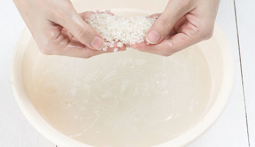 쌀을-두손으로-씻는-모습