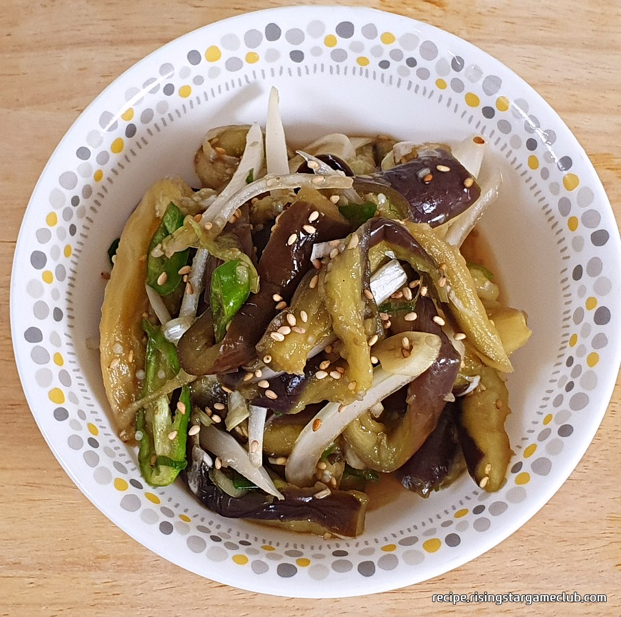 완성된 가지 무침 맛보기