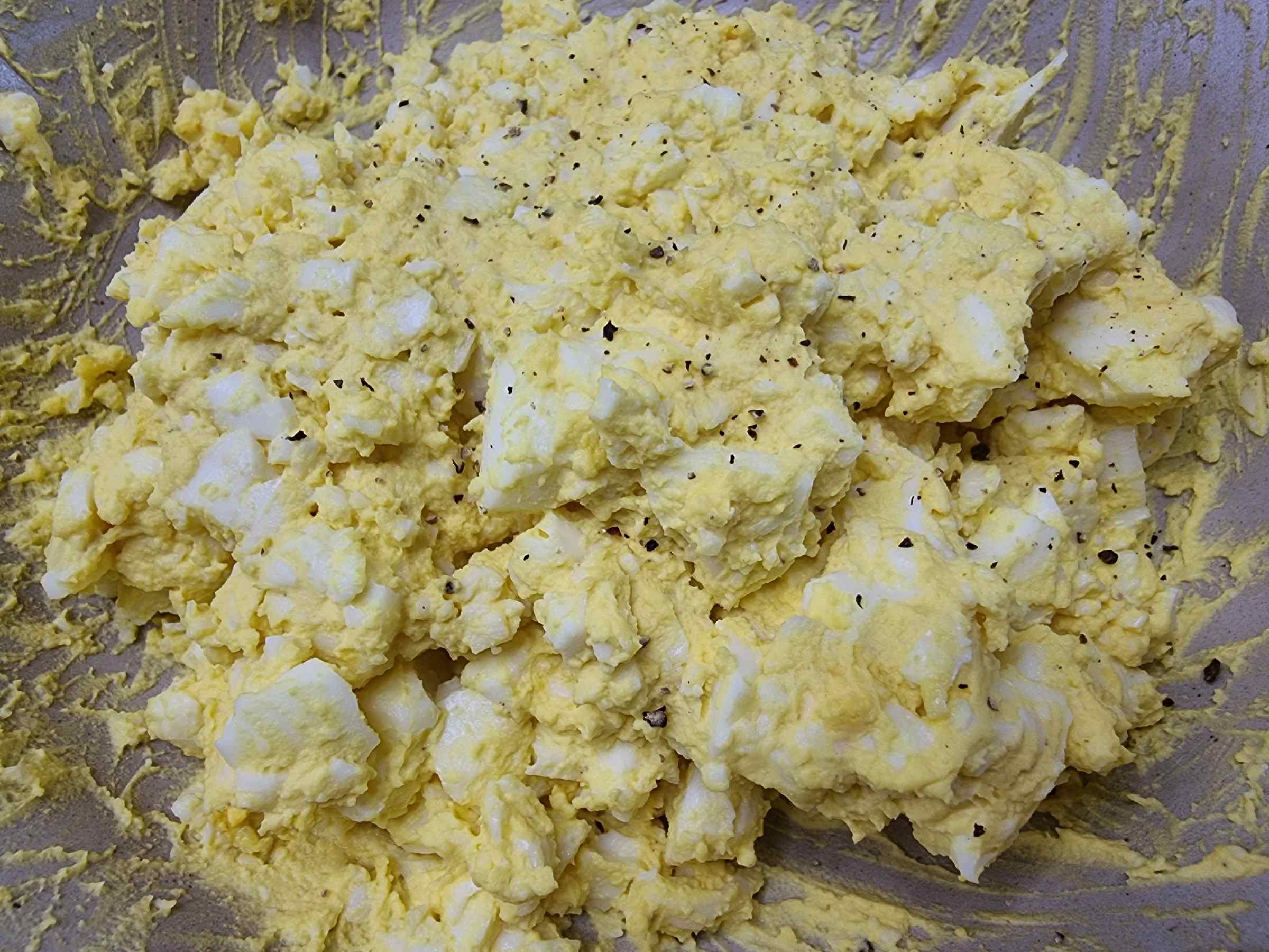 소금, 후추, 마요네즈, 허니머스타드를 넣고 비벼준다.