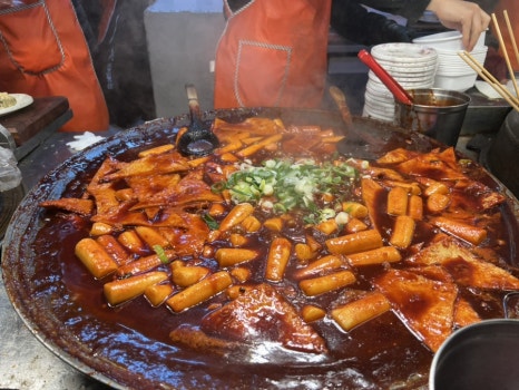 해운대시장 상국이네 분식집의 대표 메뉴 떡볶이 클로즈업 사진, 백종원 3대천왕에 소개된 매콤달콤한 부산 분식 맛집 떡볶이