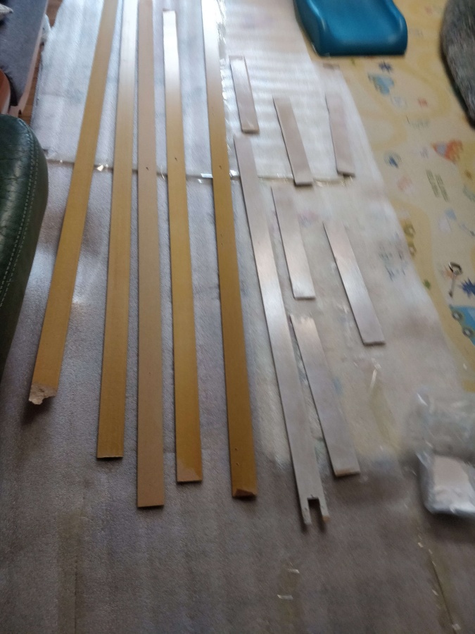 mdf 패널을 바닥에 깔아두고 젯소를 칠하는 사진