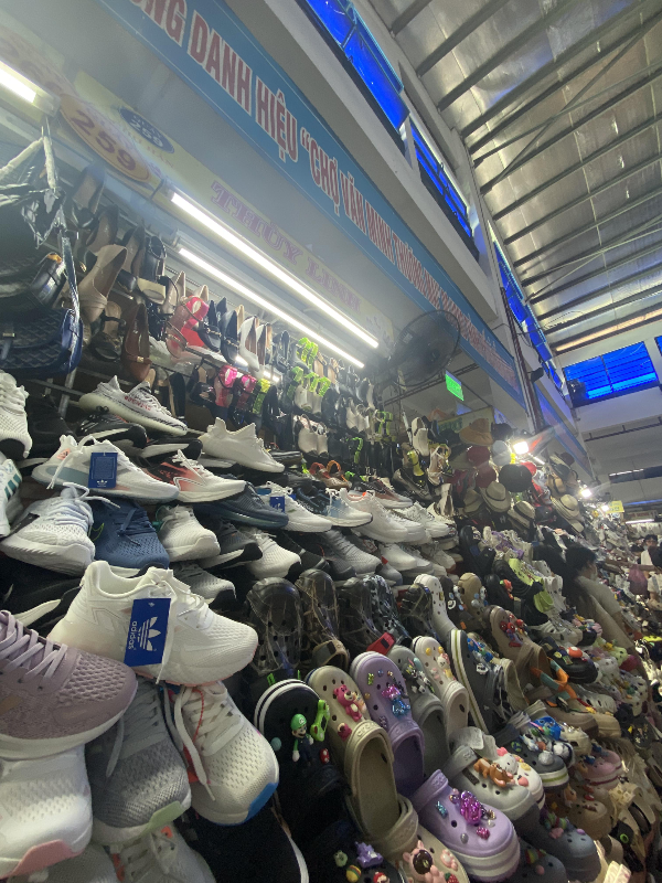 한 시장의 신발가게