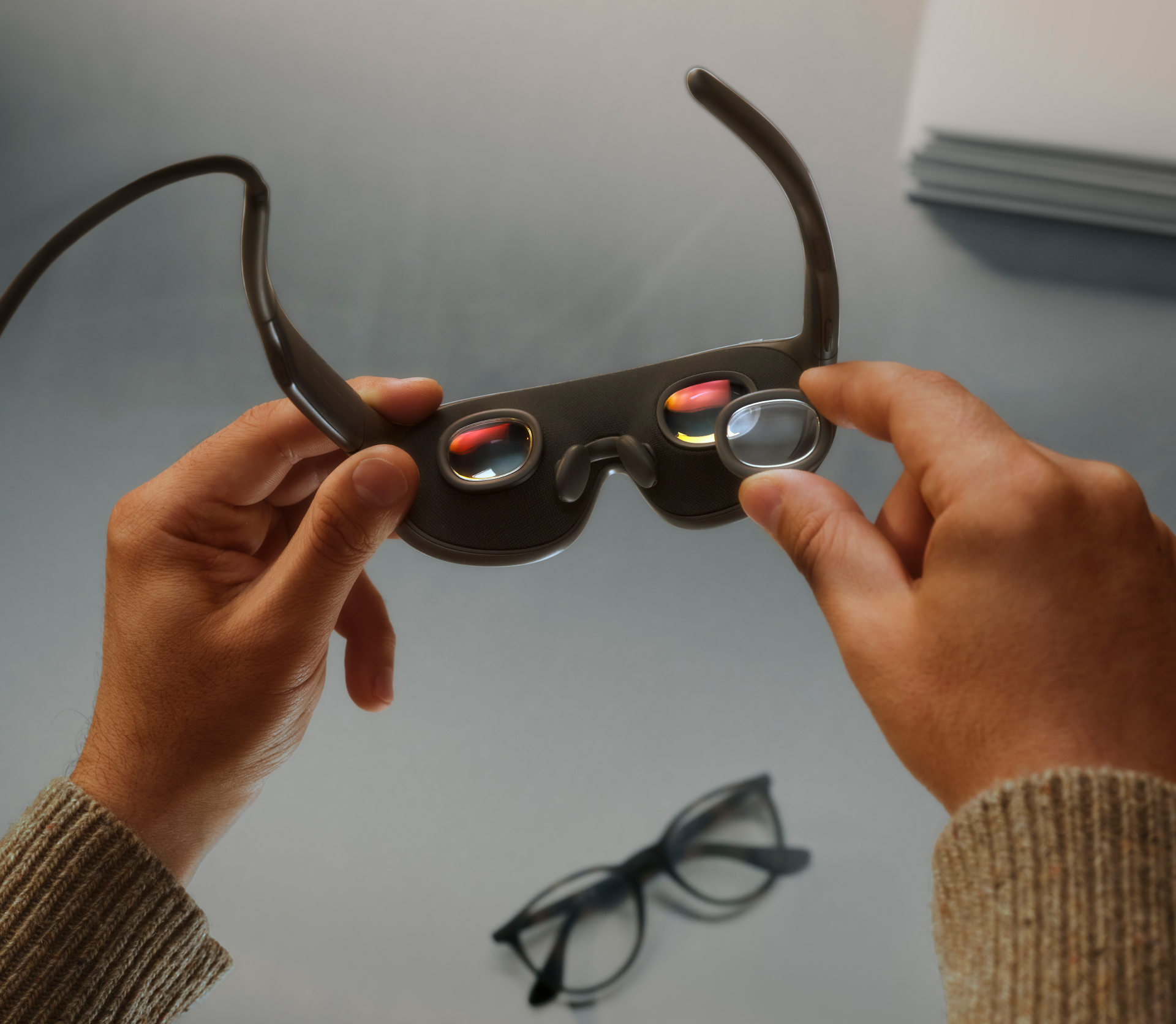 Meta VR Glasses의 렌즈와 검은색 프레임을 가까이에서 본 모습