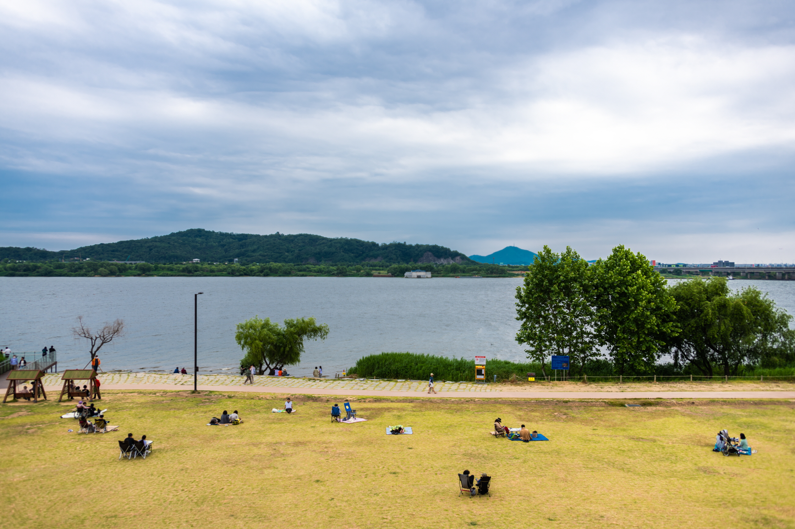 한강과 함께 바라볼수 있습니다.