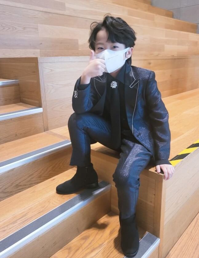 의자에앉아있는-어린아이의모습