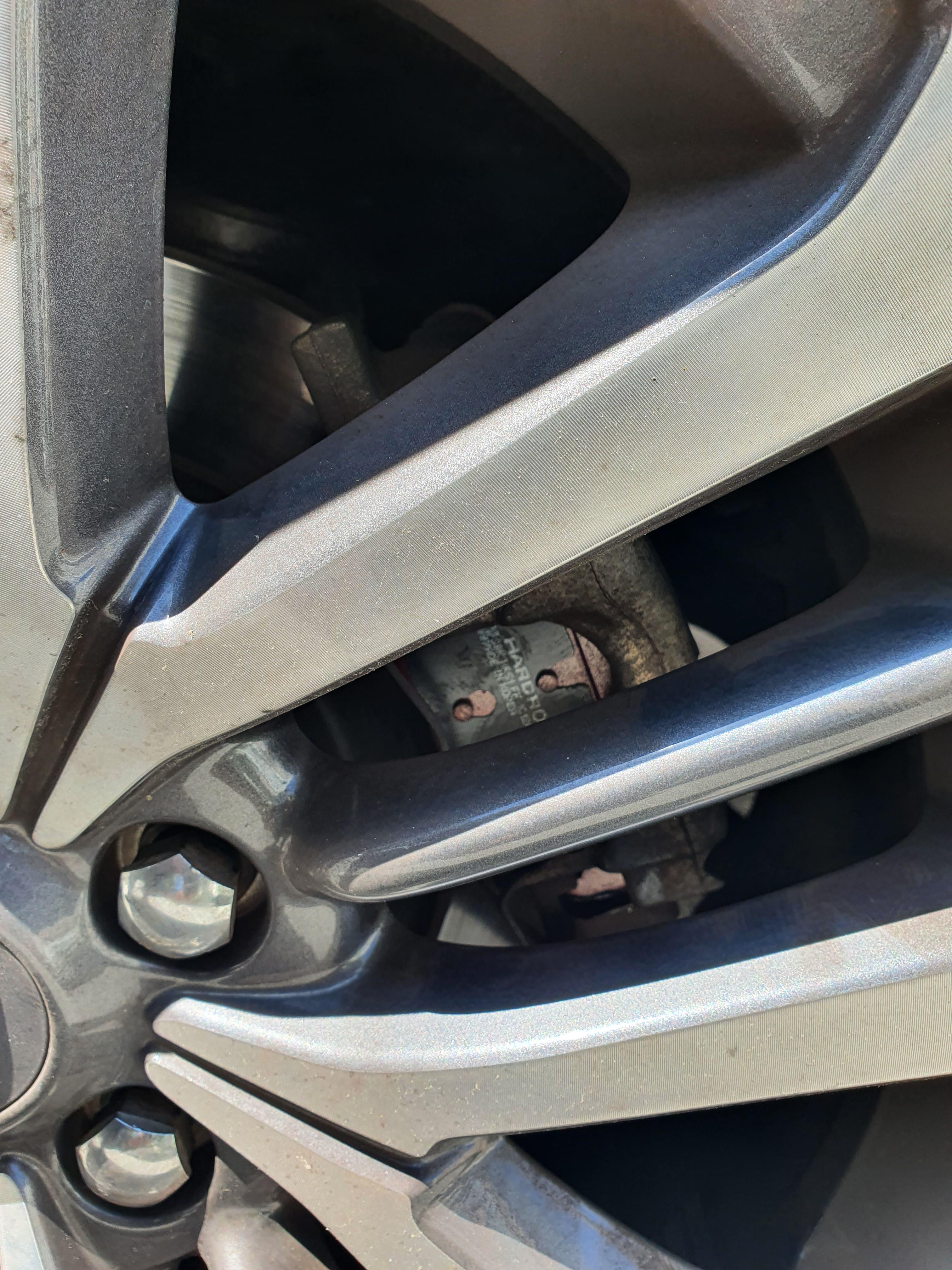 SM7 브레이크 패드 하드론 으로 교체완료