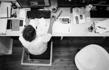 사무실에서 컴퓨터로 일하는 모습