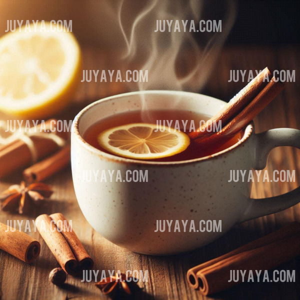김이 나는 따뜻한 차 위에 레몬 조각과 계피 스틱이 얹혀진 이미지. 향신료와 함께하는 건강한 차의 느낌 강조.