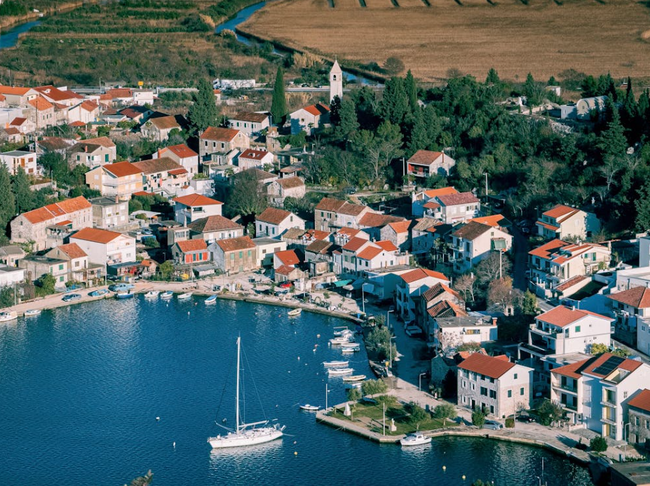 로고틴, 크로아티아 마을의 매력적인 공중 전망입니다