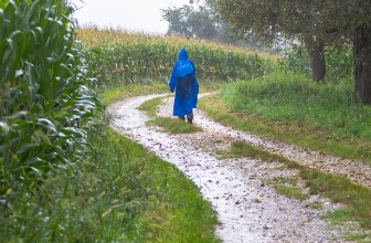 침수 지역 장화 위험! 감염·낙상 피하려면 이렇게 하세요