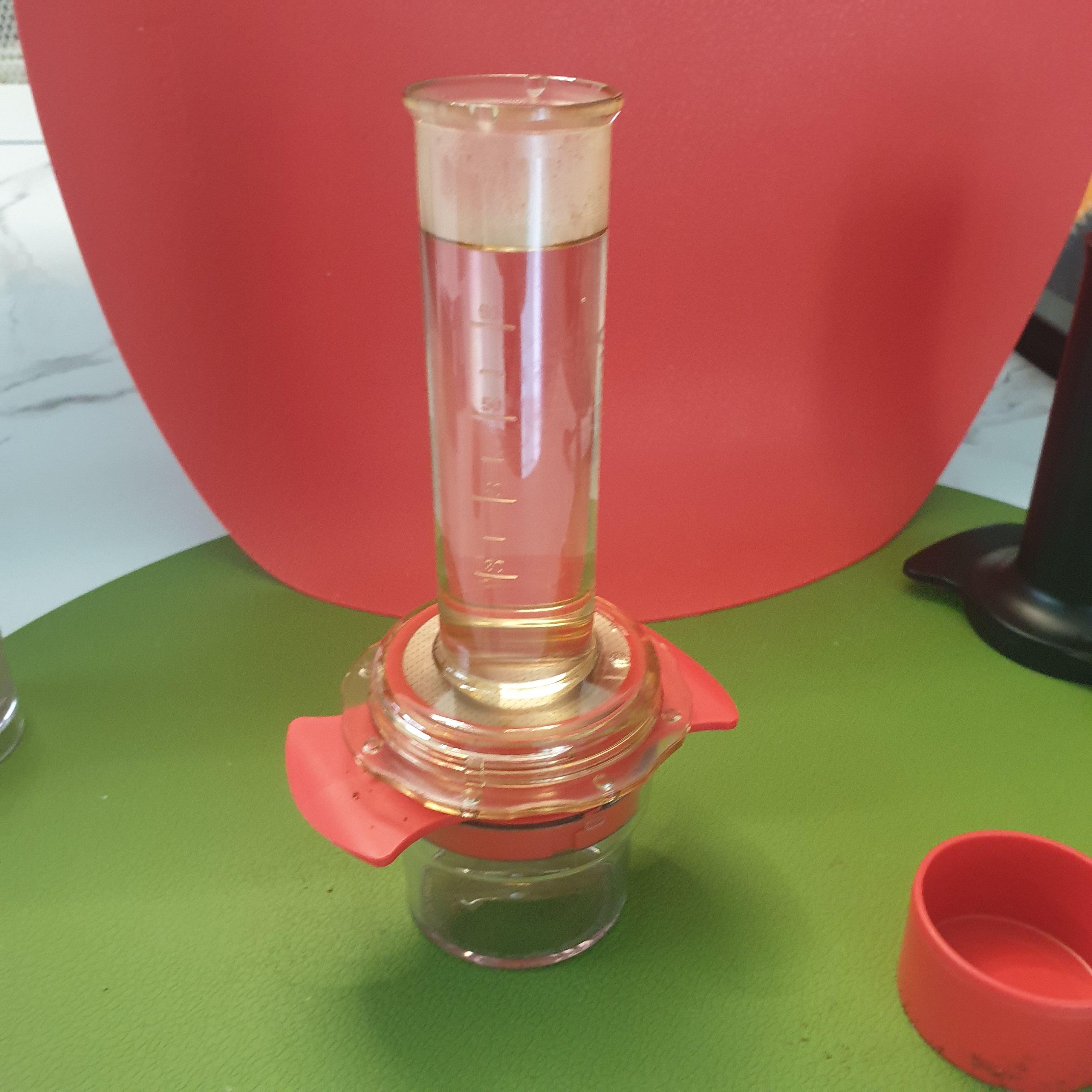 컴프레소로 아이스 아메리카노 만들기_컴프레소에 뜨거운 물 넣기