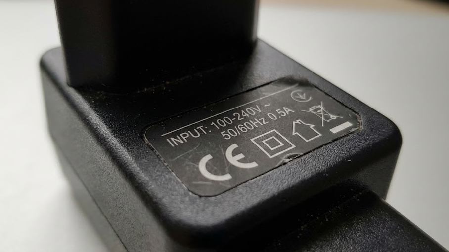 충전기 라벨에서 INPUT 100-240V 확인하는 방법 예시