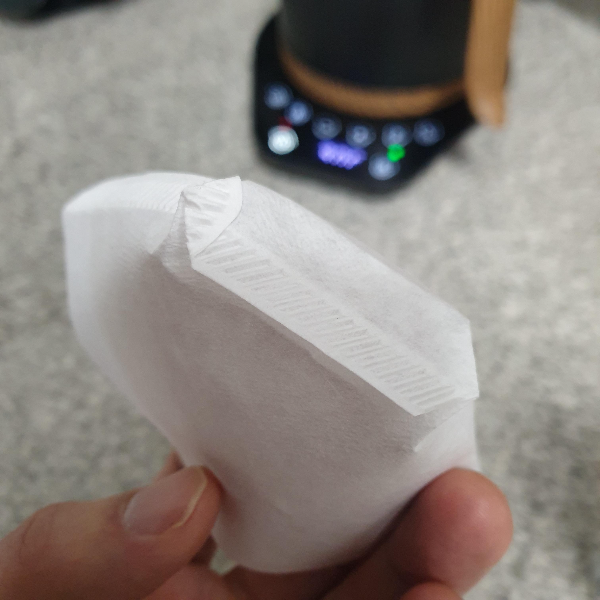 핸드 드립할 때 종이 필터 린싱은 꼭 해야 할까?_린싱 방법_필터를 드리퍼에 맞게 접기