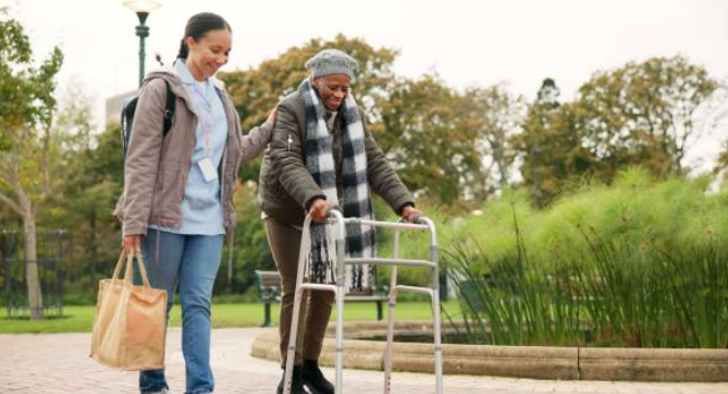 노인을 돕는 사람