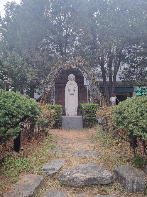 서울 영등포동성당 성모상