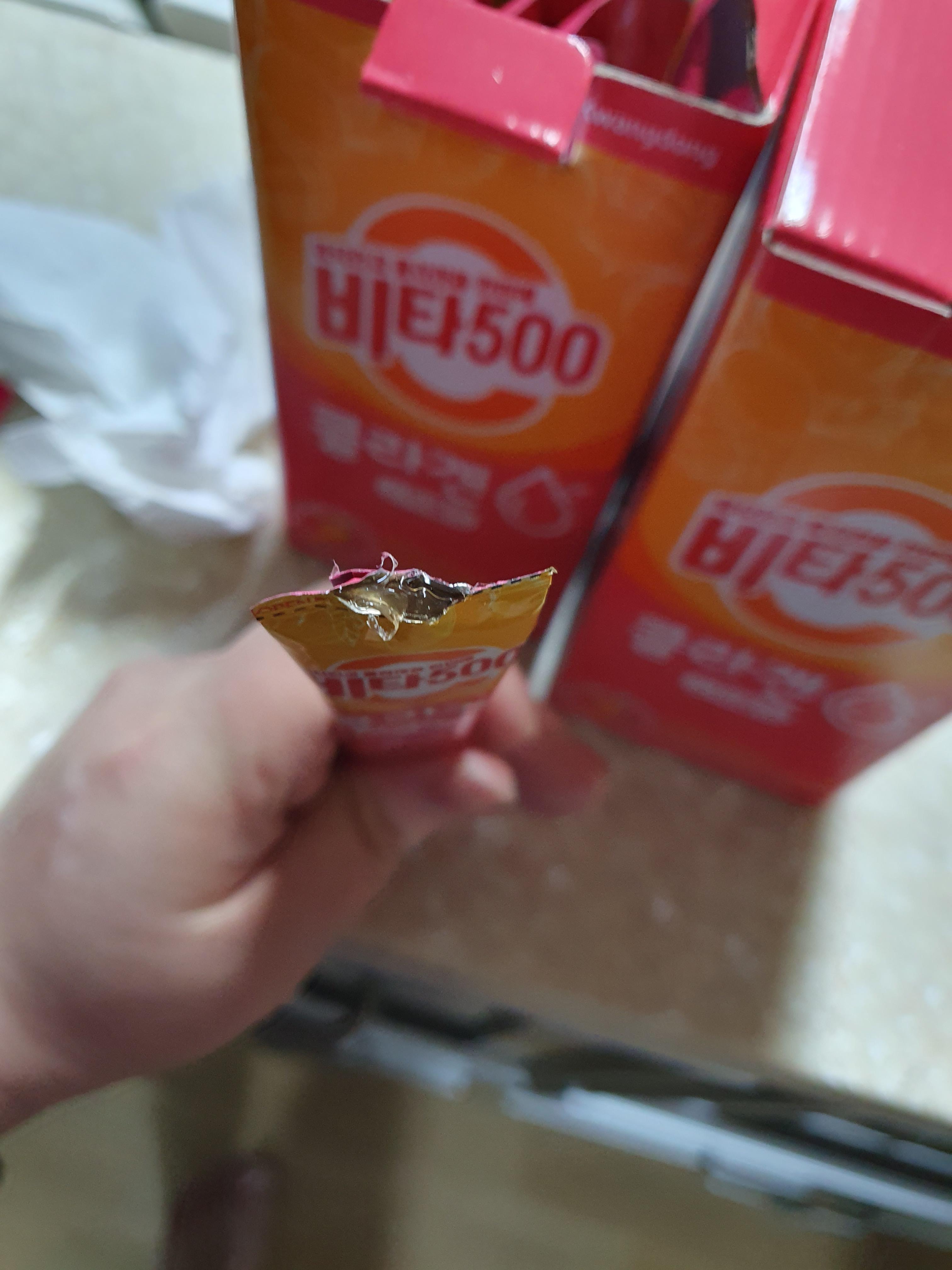 망고맛이라서 색상이나 모양이 망고색입니다. 즙이좀 많이 들어가 있어서, 먹을때, 흘리기 쉽긴하니 조심해서 드세요.