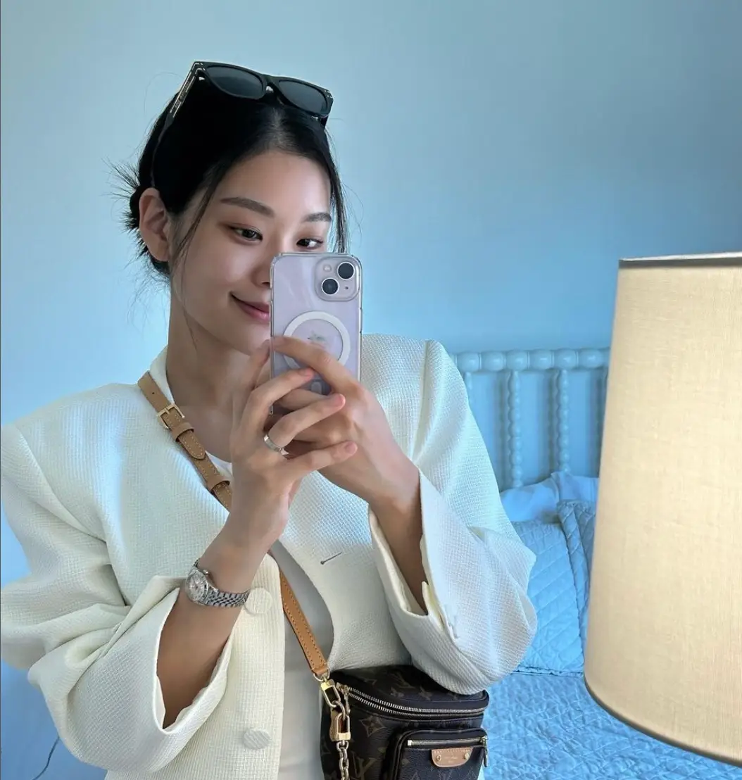 이정후-흰쟈켓에 가장을 메고 셀카를 찍고 있는 이가현