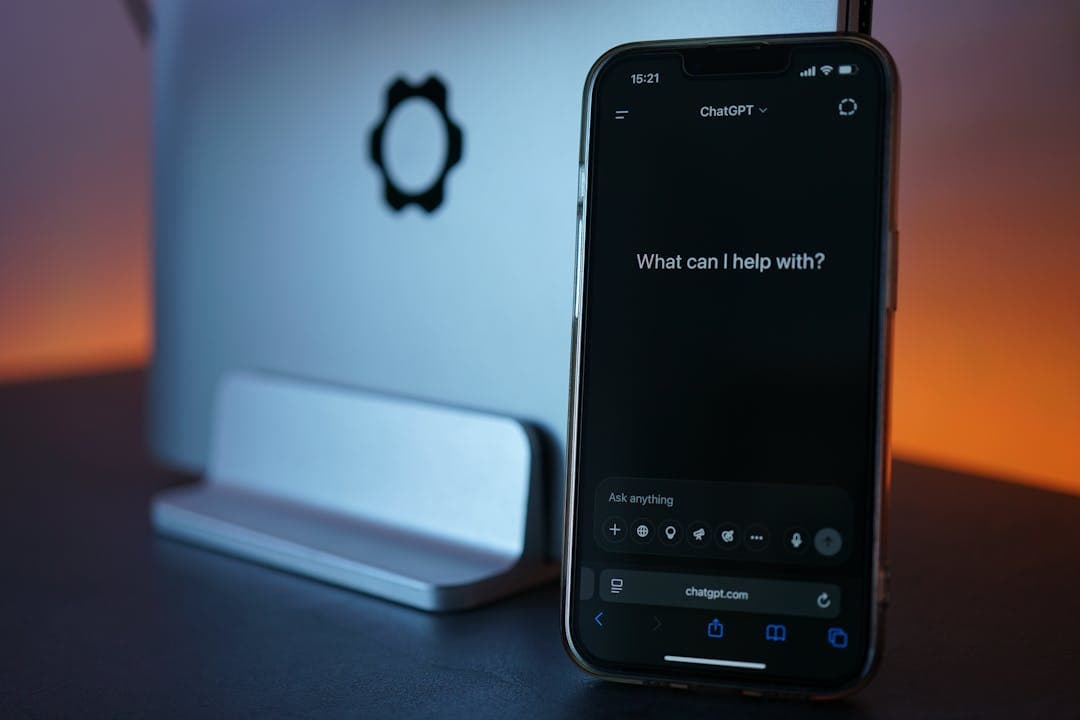 챗GPT 다크모드 화면, 모바일 앱으로 질문 입력 준비된 상태