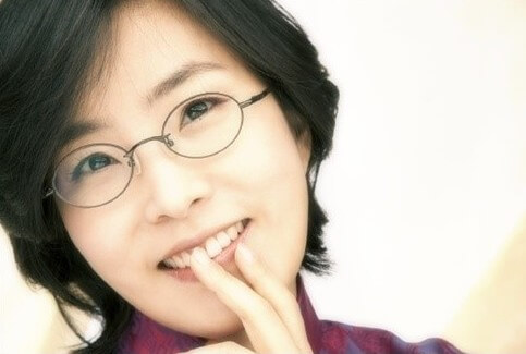 이선희-인연-이선희가-왼손을-턱에-댄-채-미소를-짓고-있는-사진