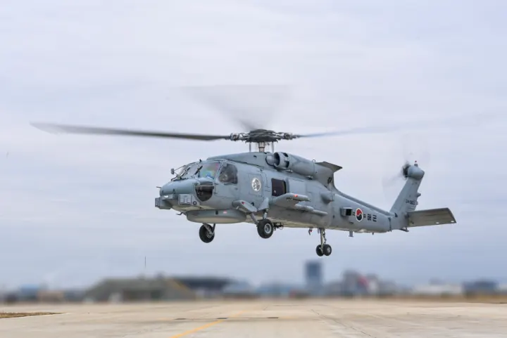 MH-60R 해상작전헬기가 이륙하는 모습 (출처: 해군)