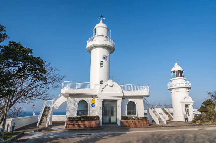 제주 산지등대 앞 돌담길과 등대 모습