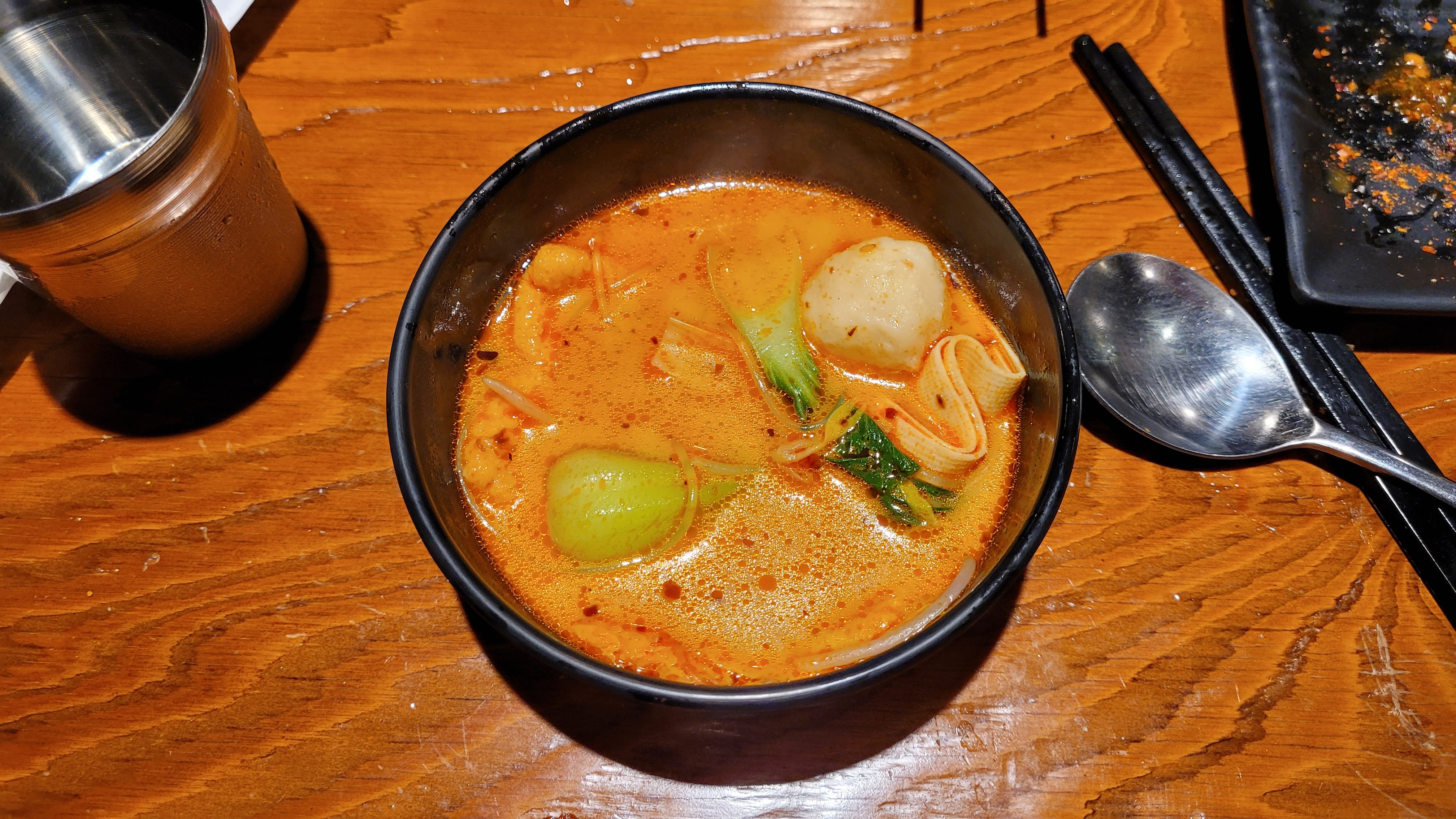 여러 재료가 맛있게 익은 마라탕