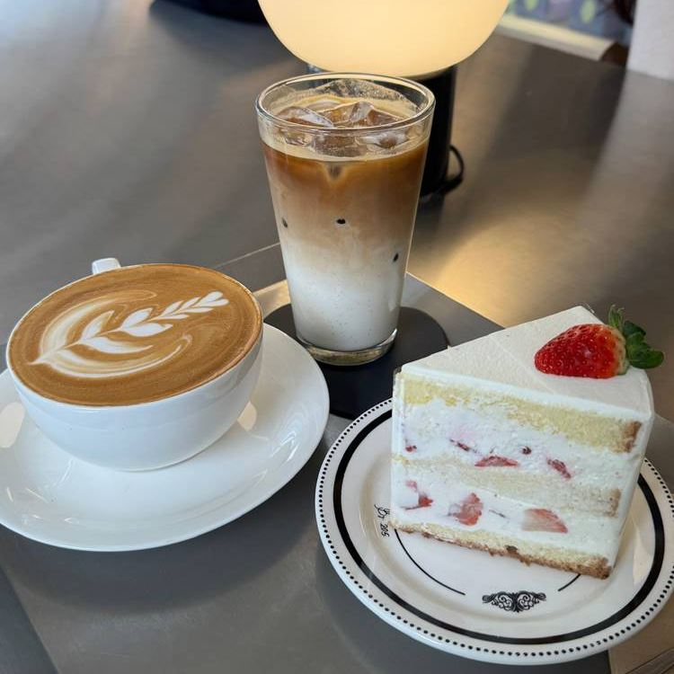 딸기 조각 케이크와 라테
